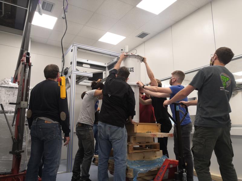 Installing the cryostat